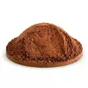 Акуратна півкуляста гірка натурального світло-коричневого какао-порошку, вид збоку, ізольовано на білому